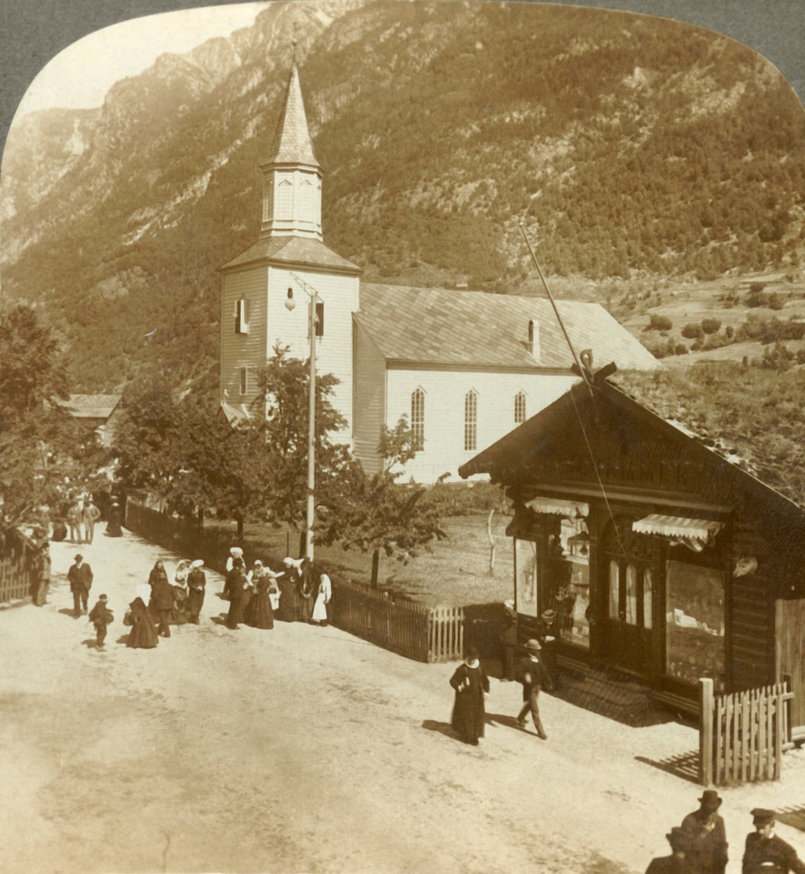 Familier og naboer en sommersøndag morgen i landsbykirken, Odde, Norge, c1905. af Unbekannt
