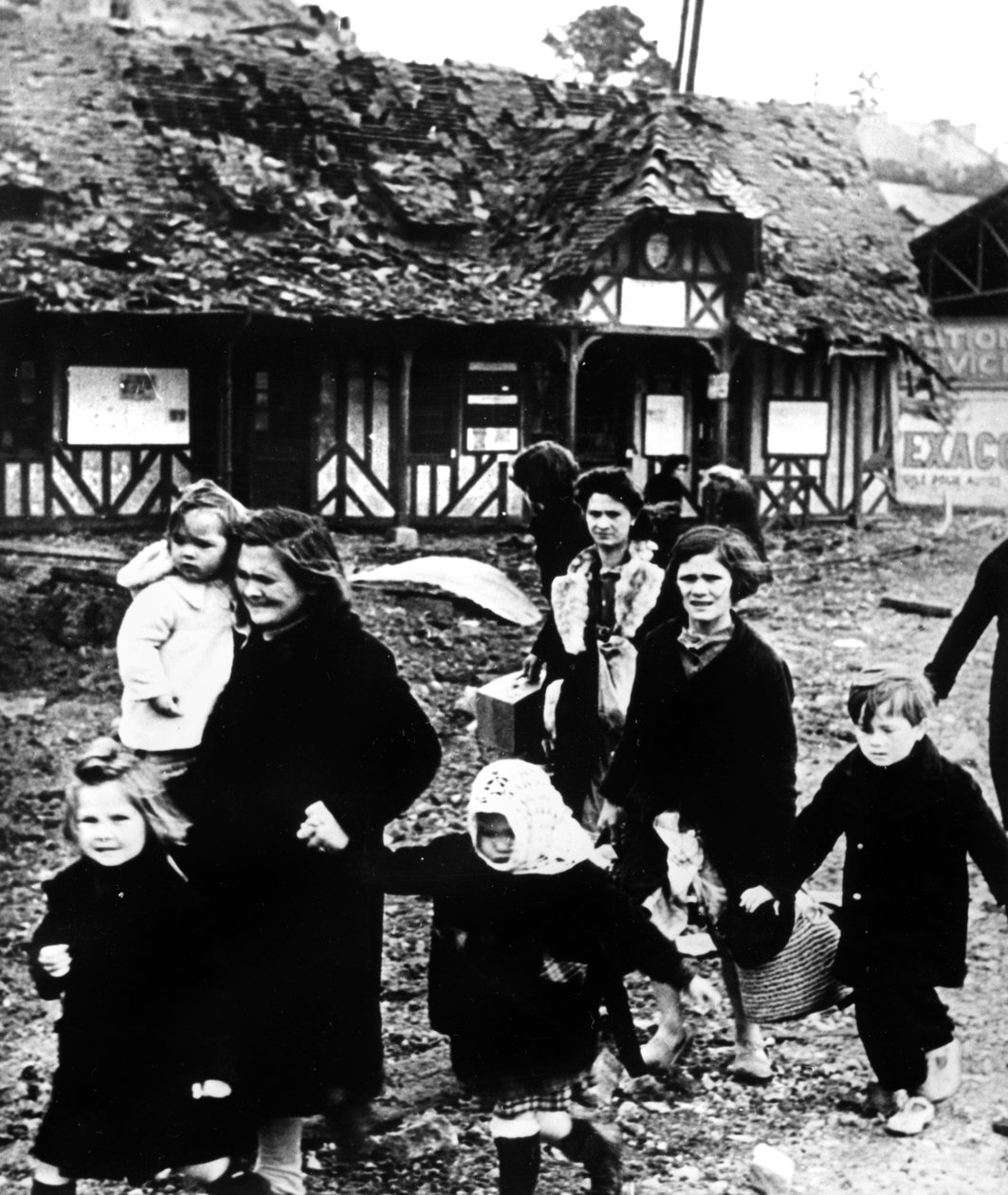 Familier, der forlod deres landsby, blev bombarderet under landgangen i Normandiet, Frankrig, 1944 af Unbekannt