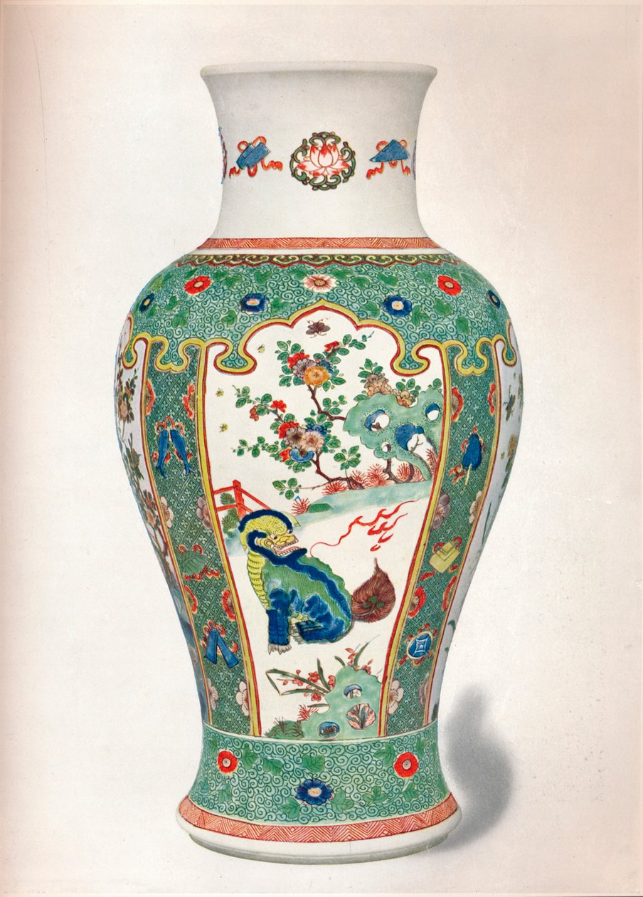 Famille Verte Vase, med fire opretstående paneler malet med sten og blomstrende planter, to monstre, af Unbekannt