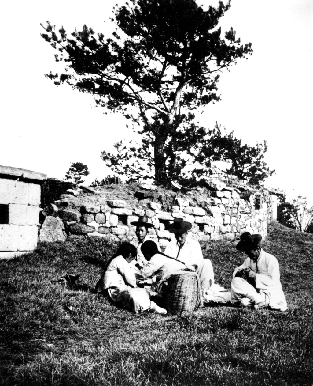 Familie nyder en picnic, Korea, 1900 af Unbekannt