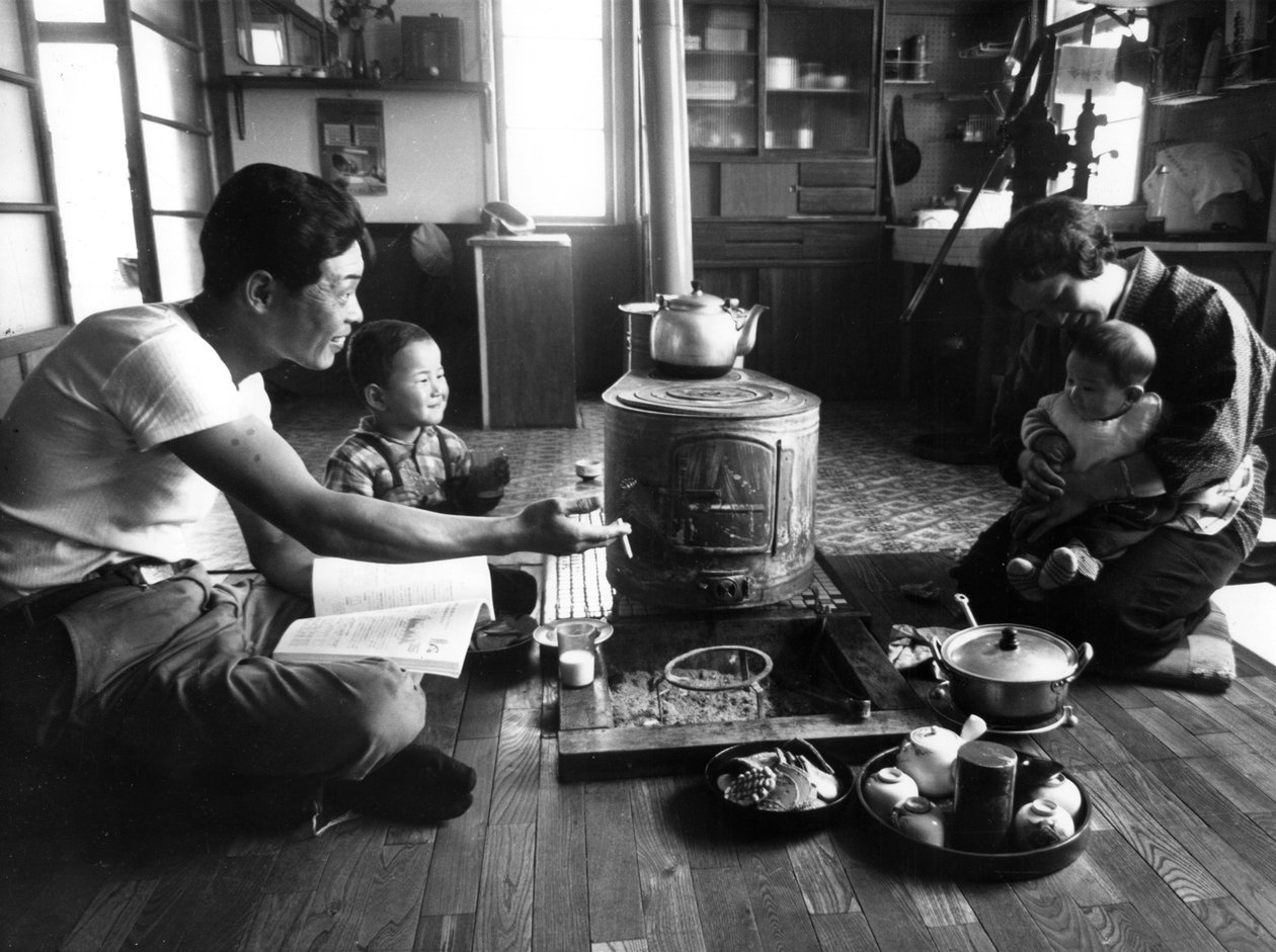Familie slapper af i deres stue, Hokkaido-regionen, Japan, 1963 af Unbekannt