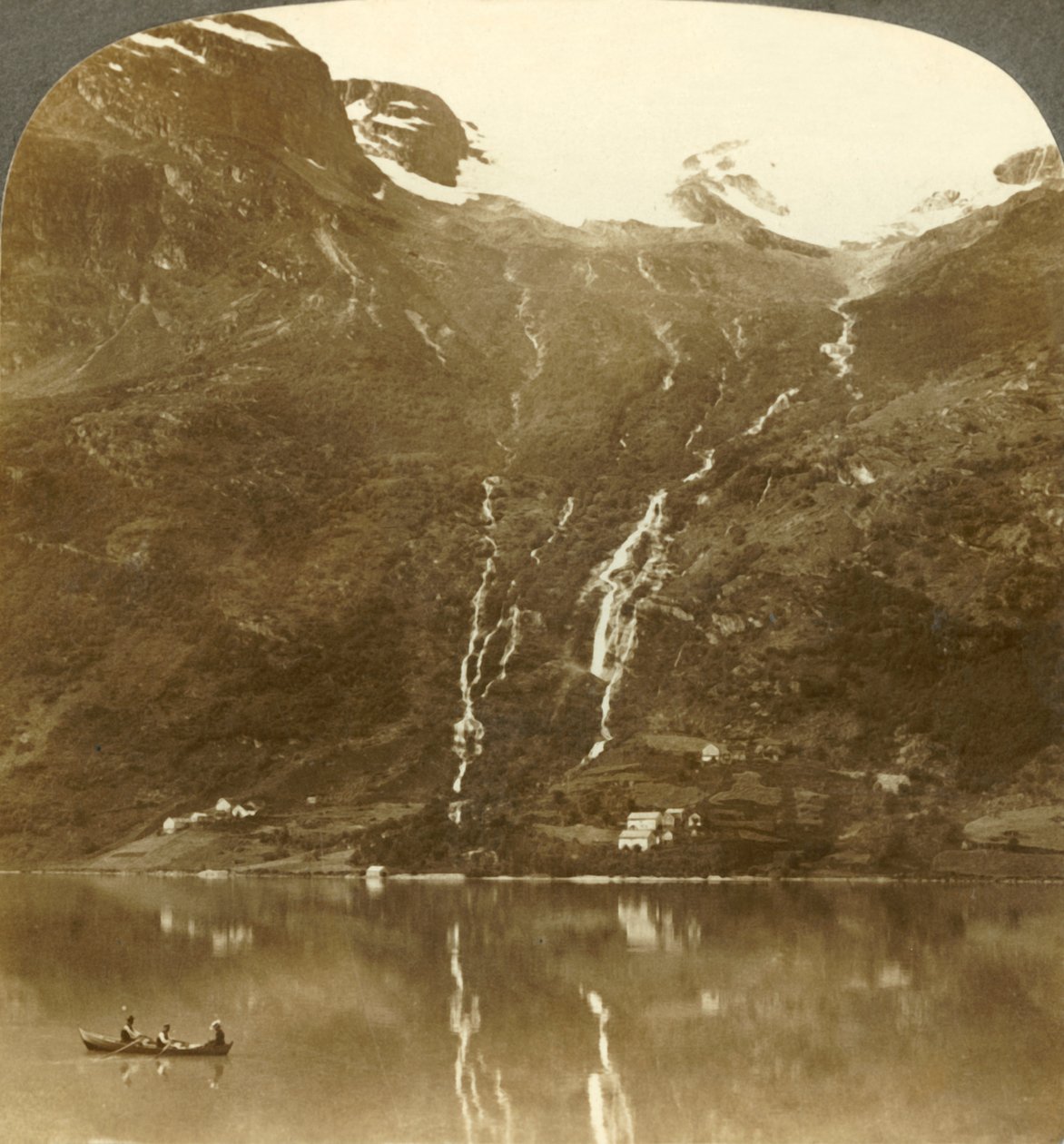 Gårde i Yri beliggende ved bjergbasen - Yri falder på gletsjeren, Norge, c1905. af Unbekannt