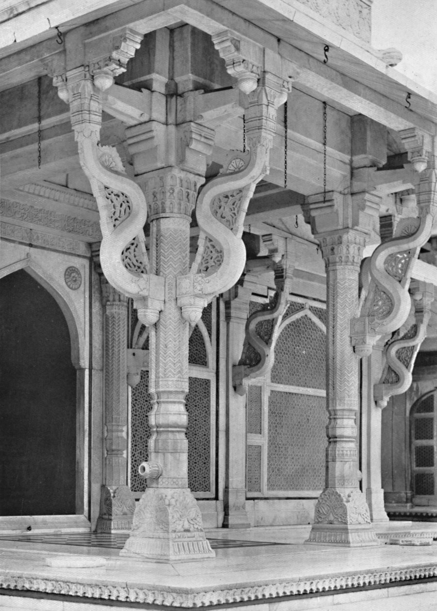 Fatehpur Sikri. Søjler foran Sheik Salem Christis grav, c1910. af Unbekannt