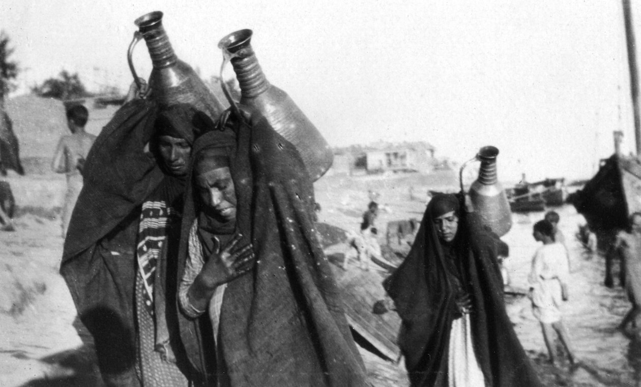 Kvindelige vandbærere, Amarah, Irak, 1917-1919 af Unbekannt