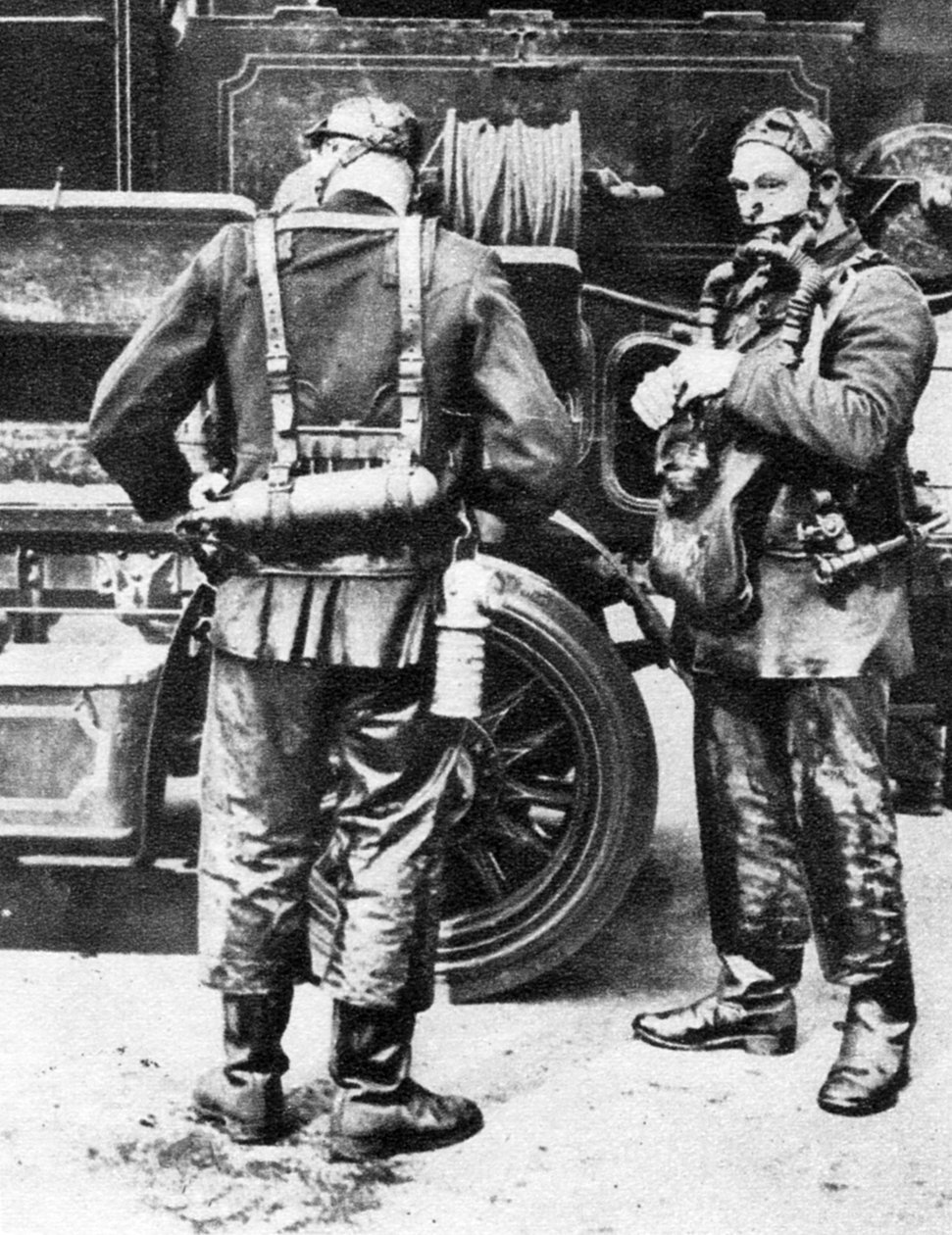Brandmænd iført røghjelme, Farringdon Street gummifabrik, London, 1926-1927 af Unbekannt