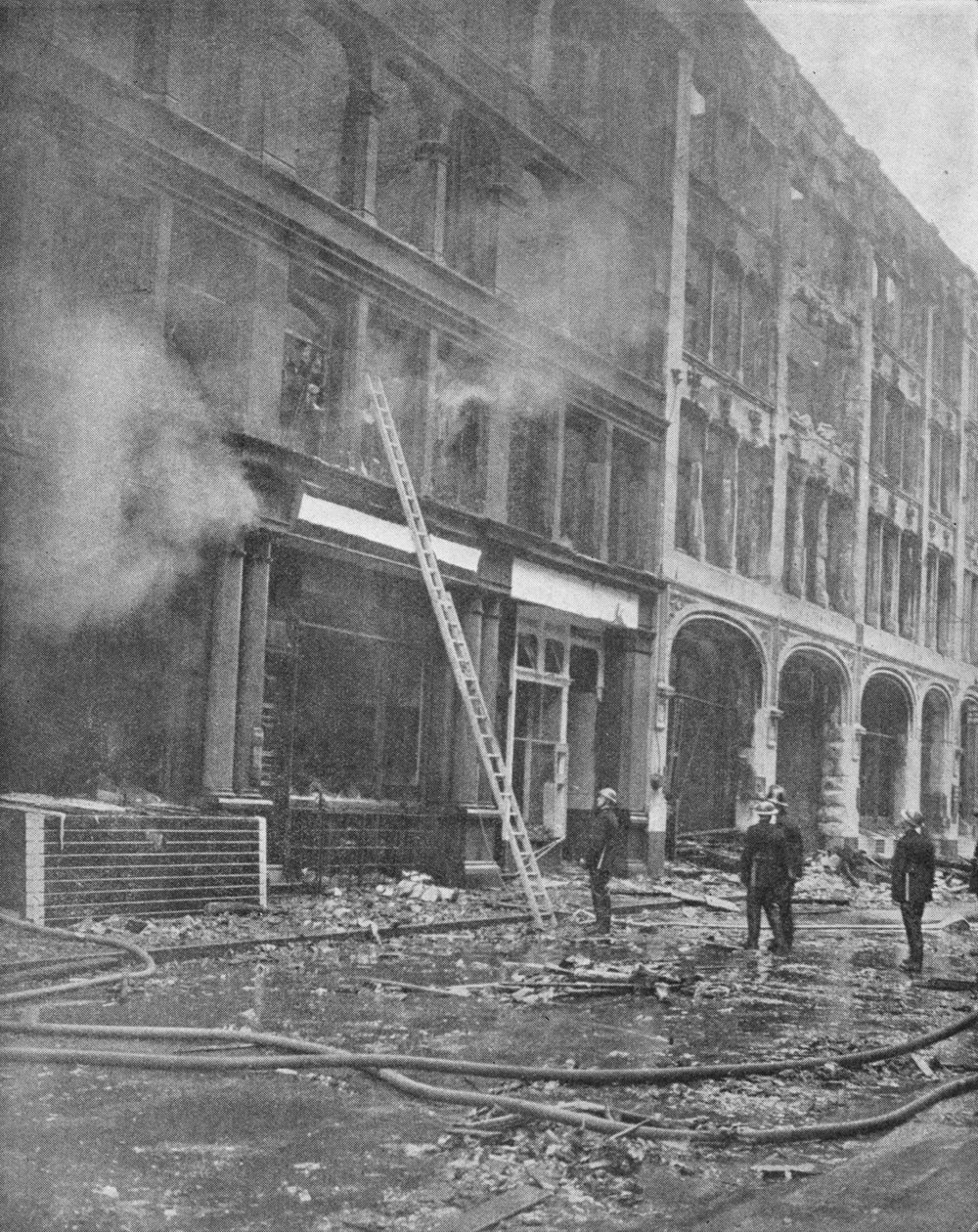 Brandmænd tackler bybrand, 1940, 1940 af Unbekannt