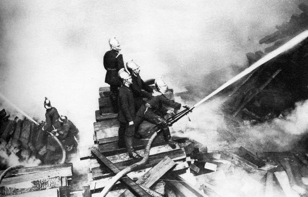 Brandmænd bekæmper en brand på en tømmergård, London, 1926-1927 af Unbekannt