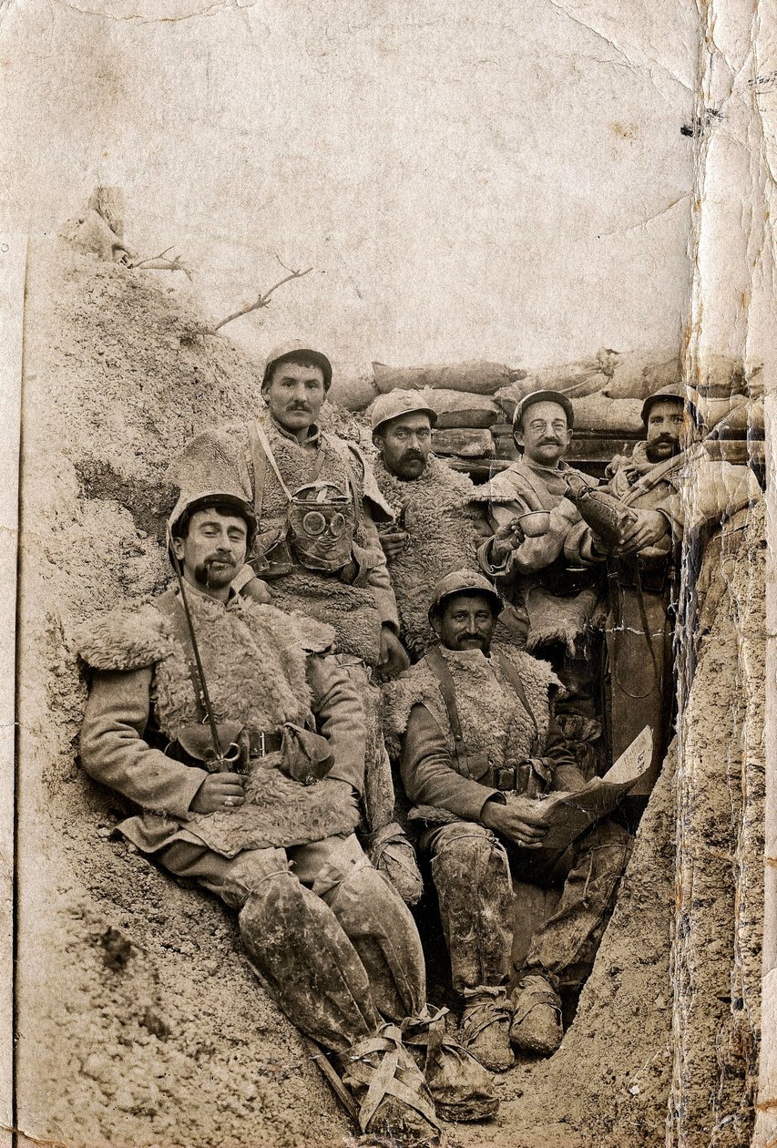 Første Verdenskrig (1914-1918): Hårede soldater i vinterdragt i en skyttegrav i 1916-1917. De bærer fåreskindsjakker og en gasmaske. af Unbekannt