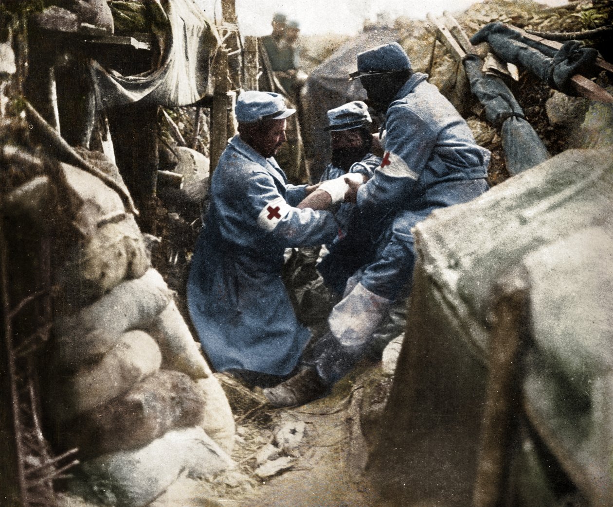 Førstehjælp til en såret mand i en af de franske skyttegrave, 1915 af Unbekannt