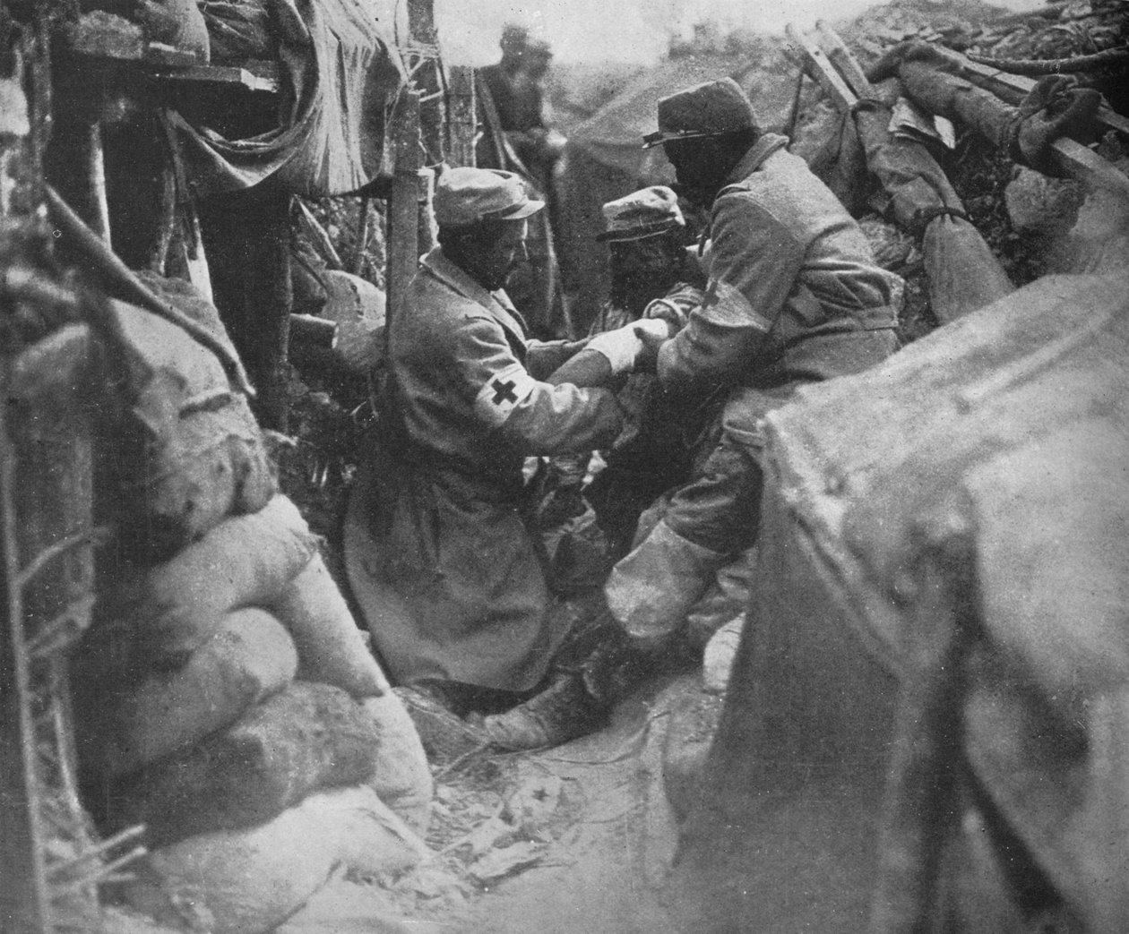 Førstehjælp til en såret mand i en af de franske skyttegrave, 1915 af Unbekannt