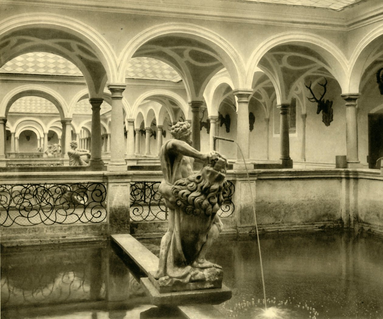 Fisketankskulpturer, Kremsmünster Abbey, Øvre Østrig, c1935. af Unbekannt