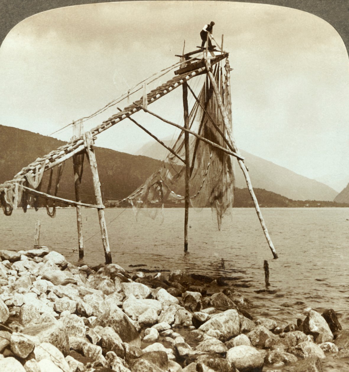 Fisker arrangerer laksgarn ved Balestrand på Sognefjord - Balholm i afstand, Norge, c1905. af Unbekannt