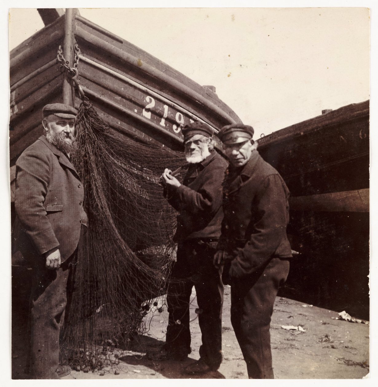 Fiskere stående ved et net, c 1905 af Unbekannt