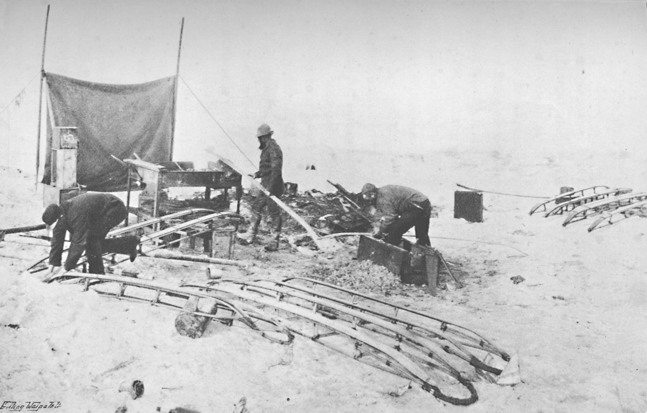 Montering af håndslæderne med løbere. juli, 1895, 1897 af Unbekannt