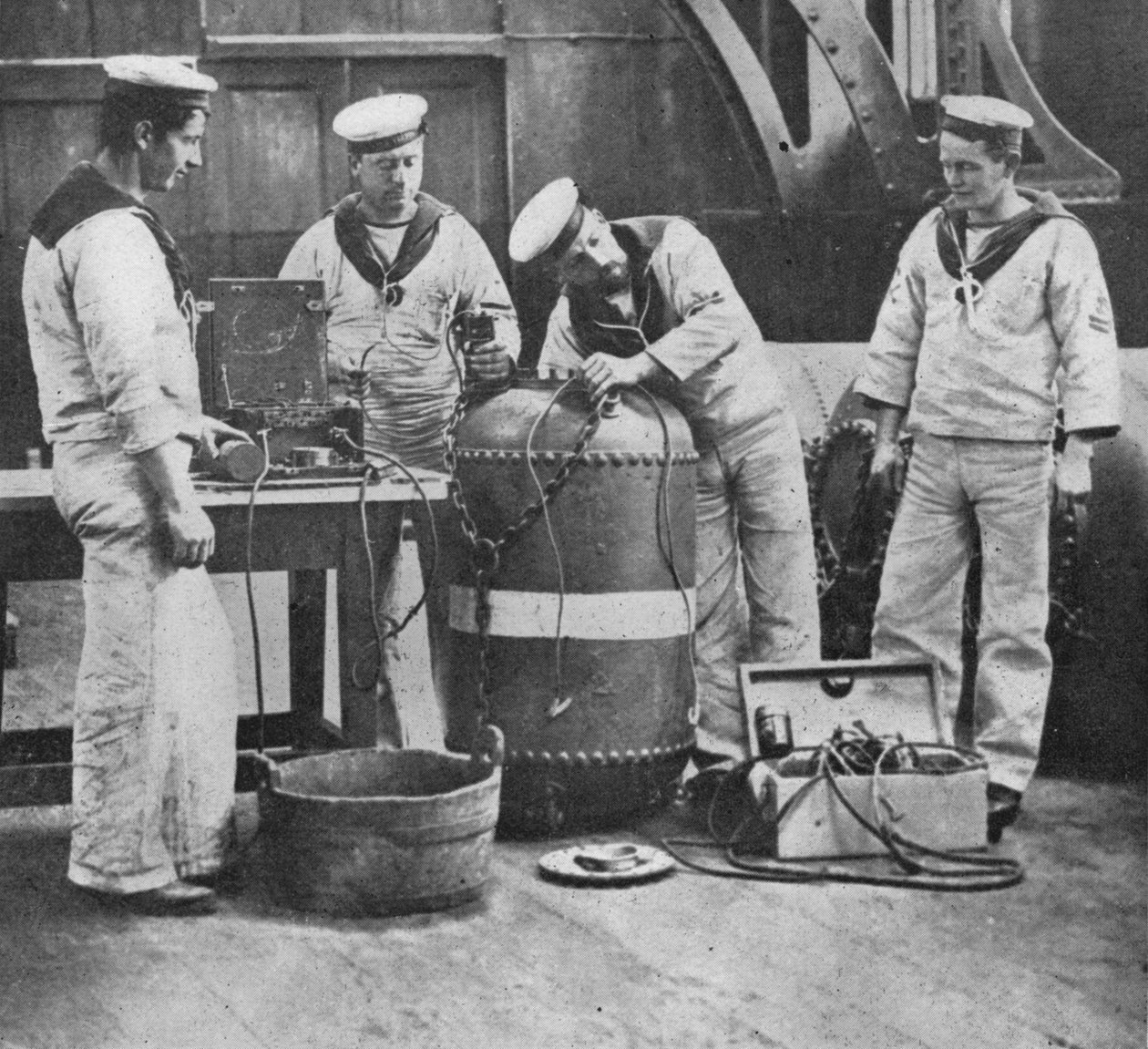 Montering af en elektrisk kontaktmine, 1914 af Unbekannt