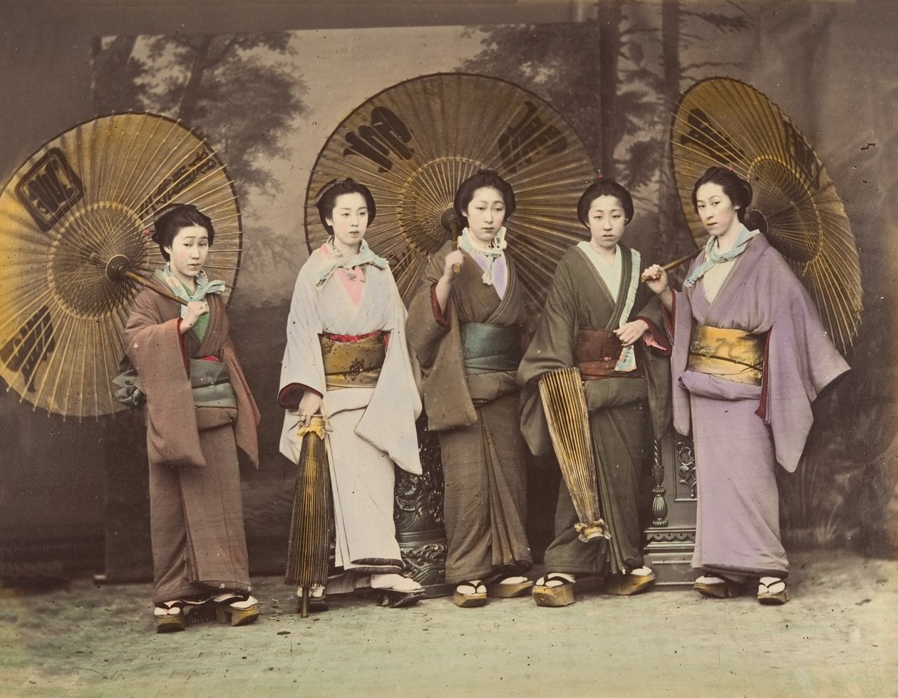 [Fem japanske kvinder i traditionel kjole med parasoller], 1870