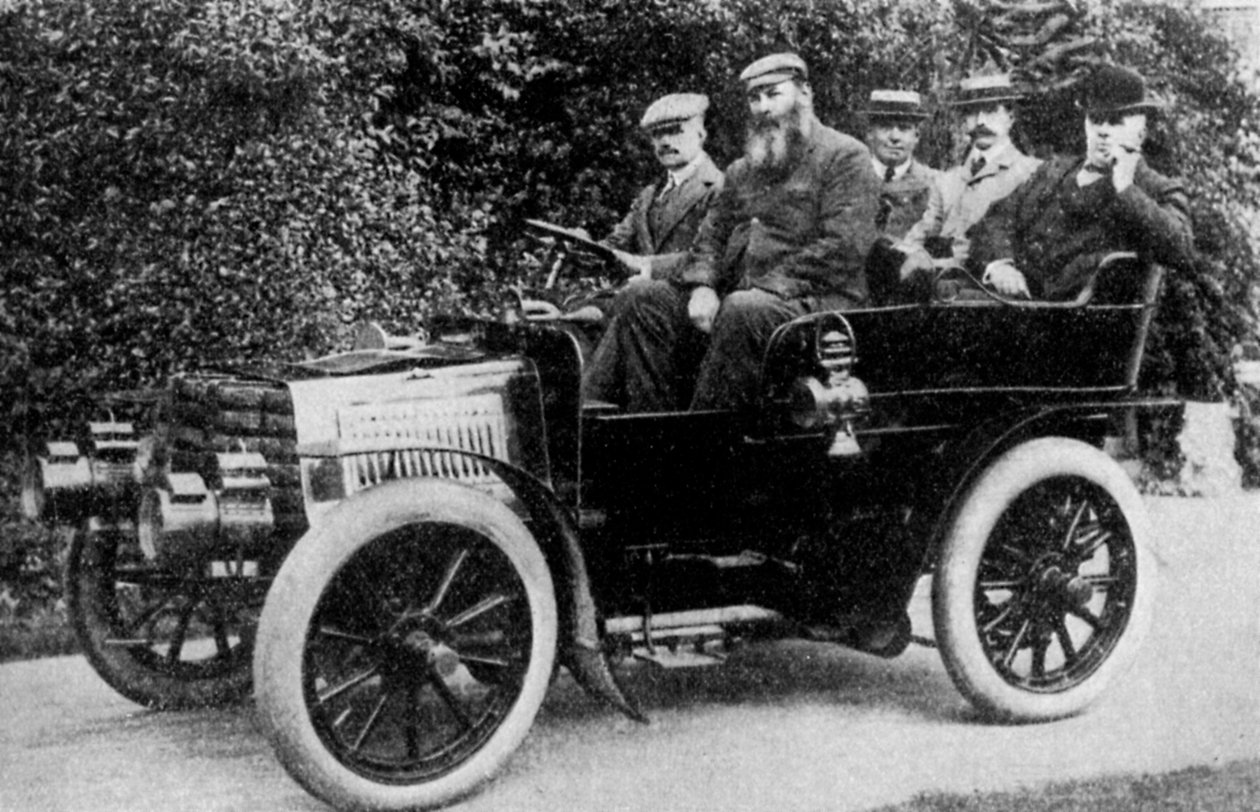 Fem mænd sidder i en bil, 1902 1935 af Unbekannt