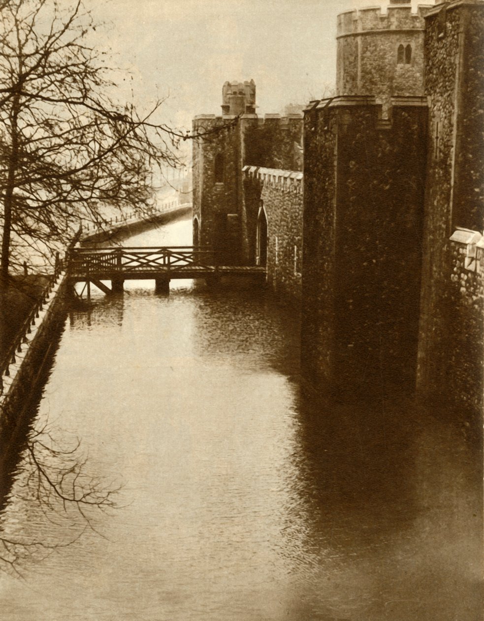 Oversvømmelsesvand i voldgraven ved Tower of London, 1928, 1935. af Unbekannt