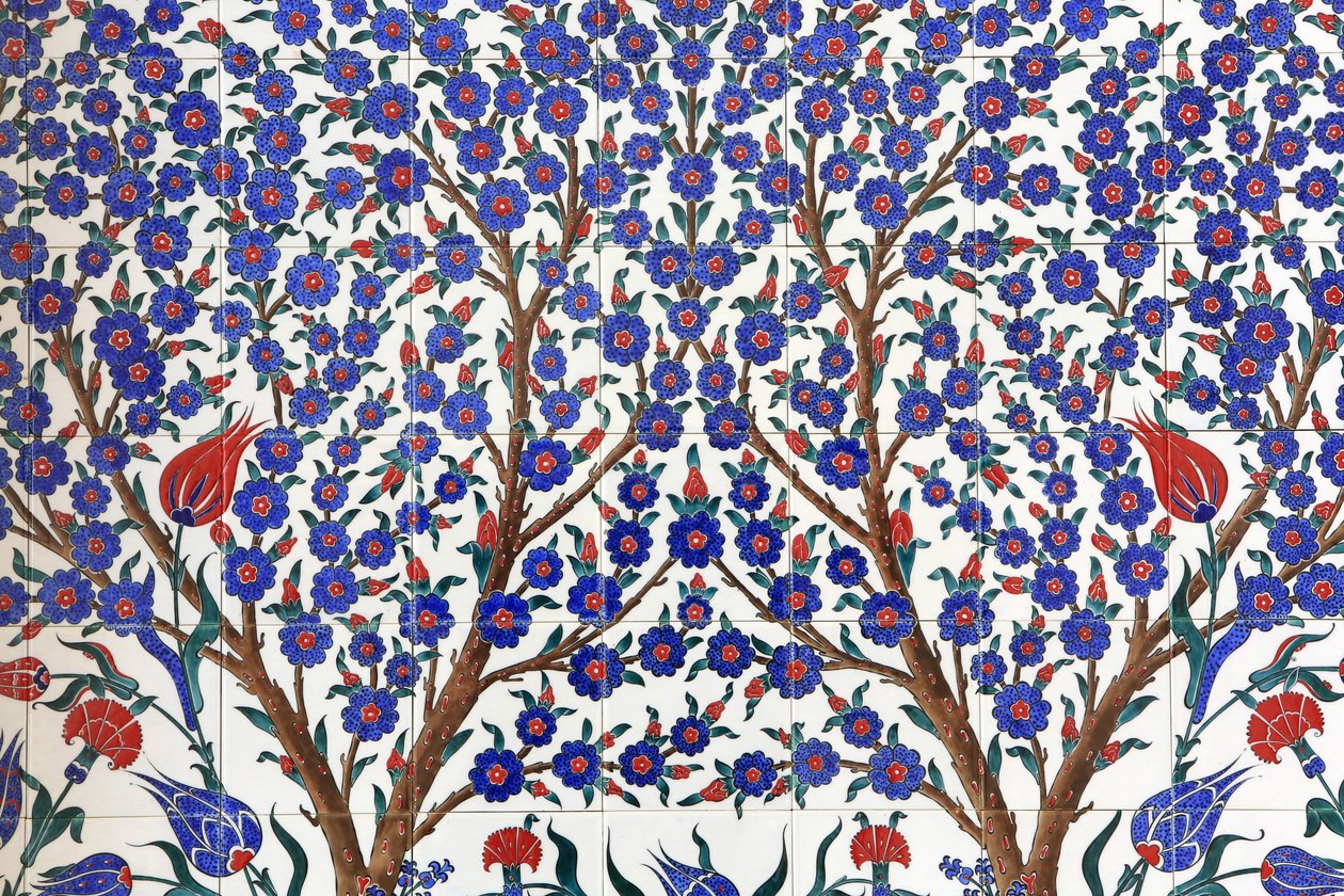 Blomster. En af de 80 Iznikpaneler - højt dekorerede keramiske fliser populære i det 16. århundrede - som er tydeligt i Istanbuls kejserlige og religiøse bygninger. Sheikh Zayed-moskeen. 1995. Emiratet Abu Dhabi af Unbekannt