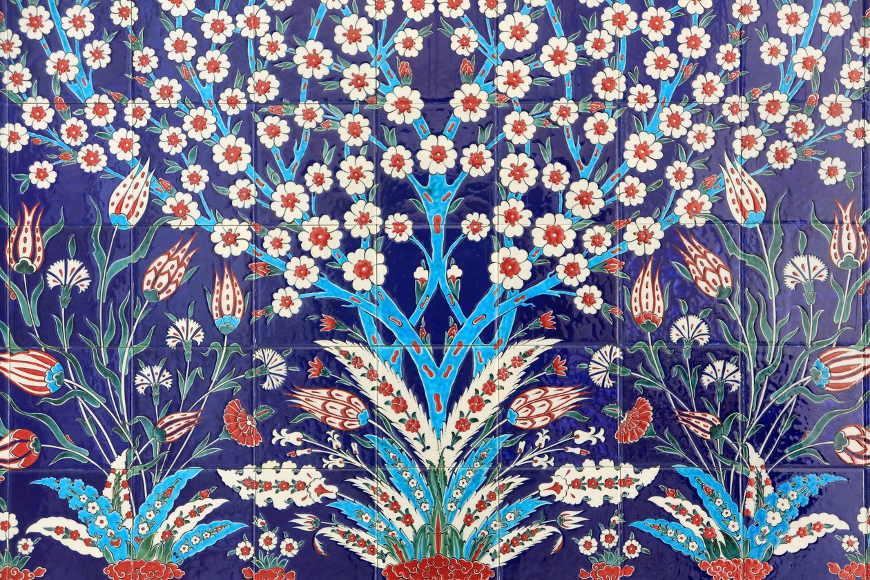 Blomster. En af de 80 Iznikpaneler - højt dekorerede keramiske fliser populære i det 16. århundrede - som er tydeligt i Istanbuls kejserlige og religiøse bygninger. Sheikh Zayed-moskeen. 1995. Emiratet Abu Dhabi af Unbekannt