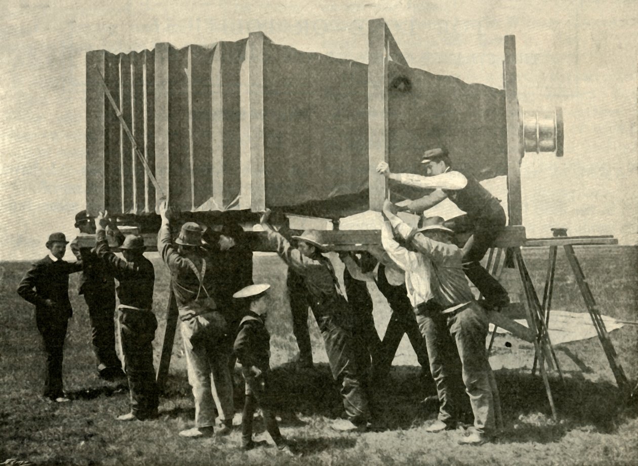 Fokus på det gigantiske kamera til arbejde, 1901. af Unbekannt