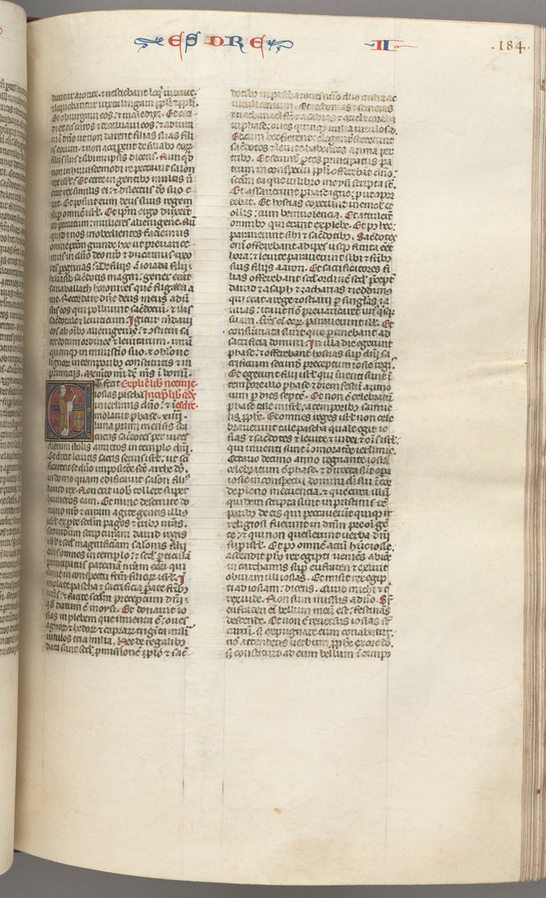Fol. 184r, Ezra II, historisk initial E, en præst, der censurerer et alter, ca. 1275-1300. af Unbekannt