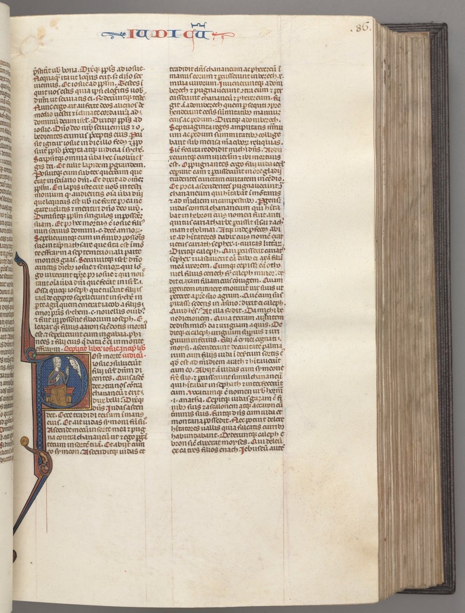 Fol. 86r, Dommere, historisk initial R, Juda siddende med en bog, der taler til Gud, ca. 1275-1300. af Unbekannt