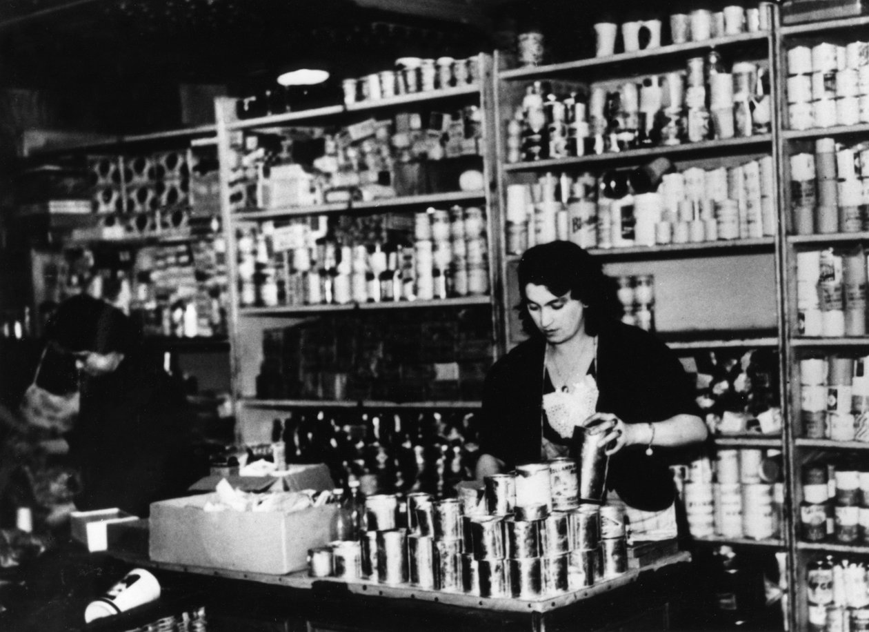 Fødevarebutik i det besatte Paris, c1941 af Unbekannt