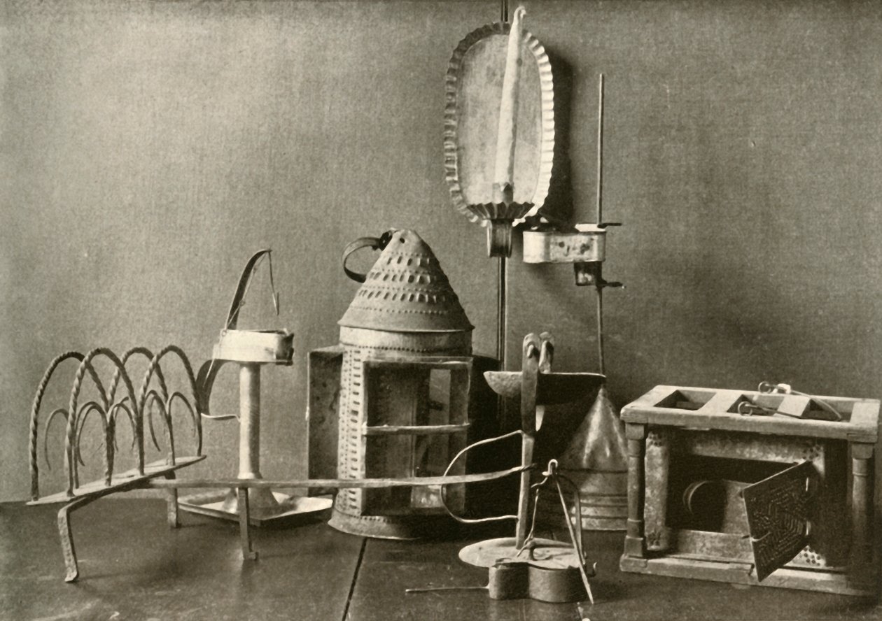 Fodvarmer, olielamper, stearinlyslampe, bliklanterne og brødrister, c1700-tallet, 1937. af Unbekannt