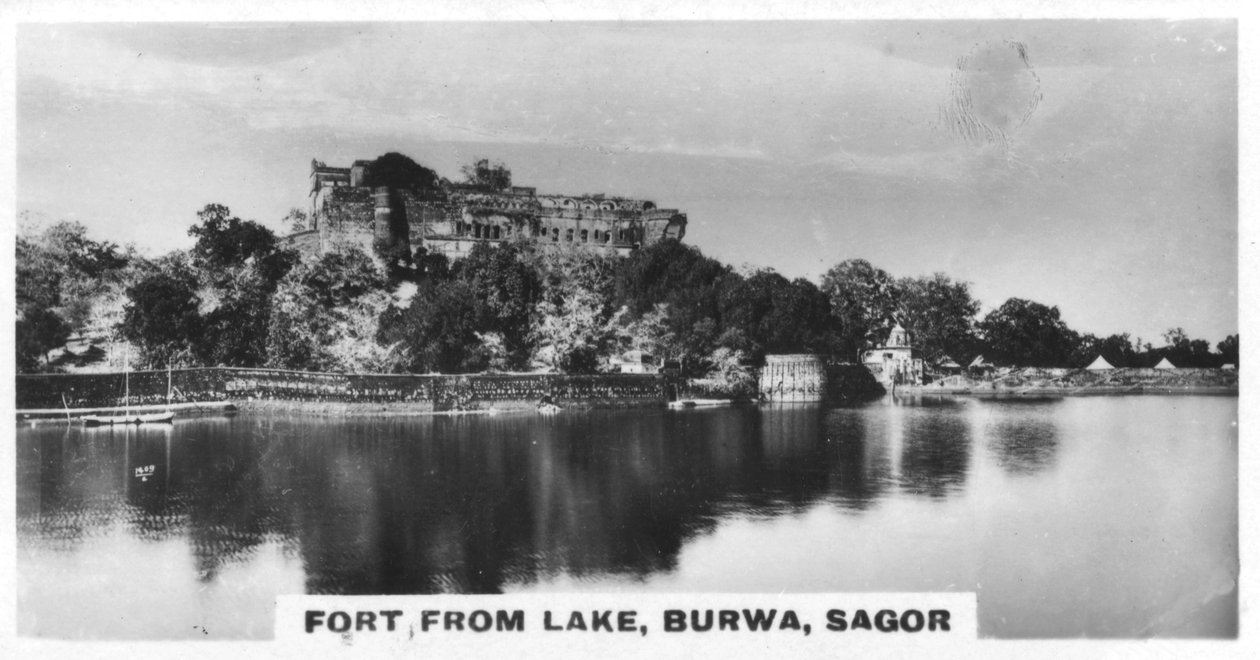 Fort fra søen, Burwa, Sagor, Indien, c1925 af Unbekannt