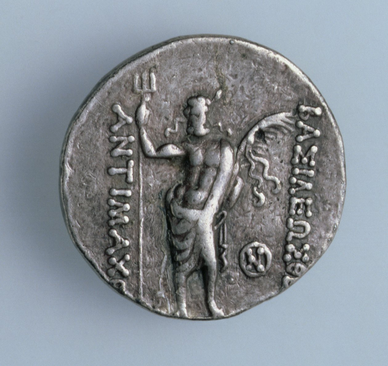 Fire drakmestykker, bagside, der forestiller den græske gud Poseidon, der repræsenterer den indiske trefork-bærende gud Siva, fra det græske kongerige Bactria, 2. århundrede f.Kr. (sølv) (for forside se 90846) af Unbekannt