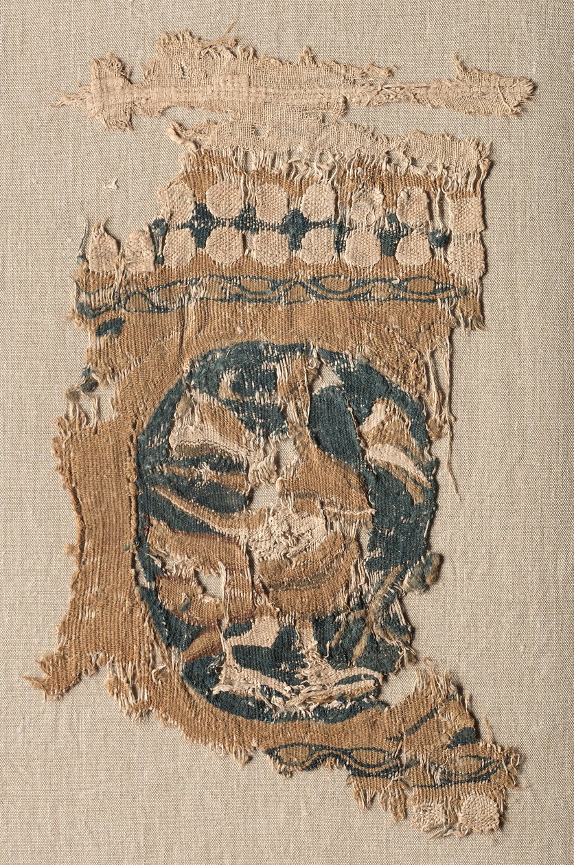 Fragment fra et hængende med runddel og kant, 800-900-tallet. af Unbekannt