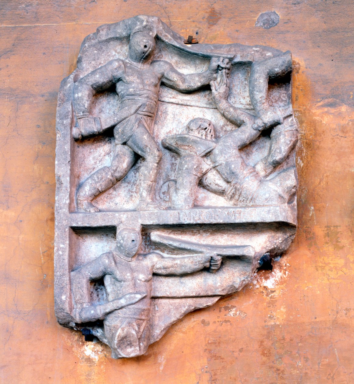 Fragment af et romersk relief, der viser gladiatorer, der kæmper af Unbekannt