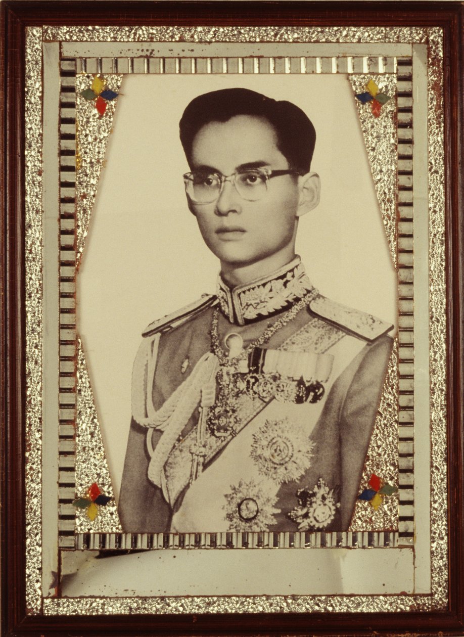 Indrammet portræt af kong Bhumibol Adulyadej (s/h foto) af Unbekannt