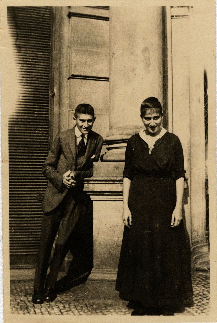 Franz Kafka med sin søster Ottla før Oppelt House i Prag af Unbekannt