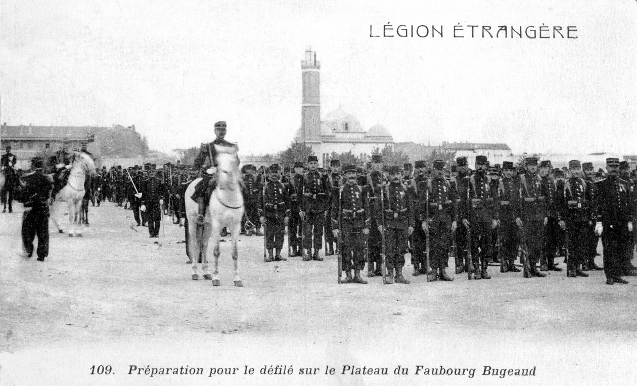 Fransk fremmedlegion forbereder sig på at marchere på plateauet Faubourg Bugeaud, Algeriet, 20. århundrede af Unbekannt