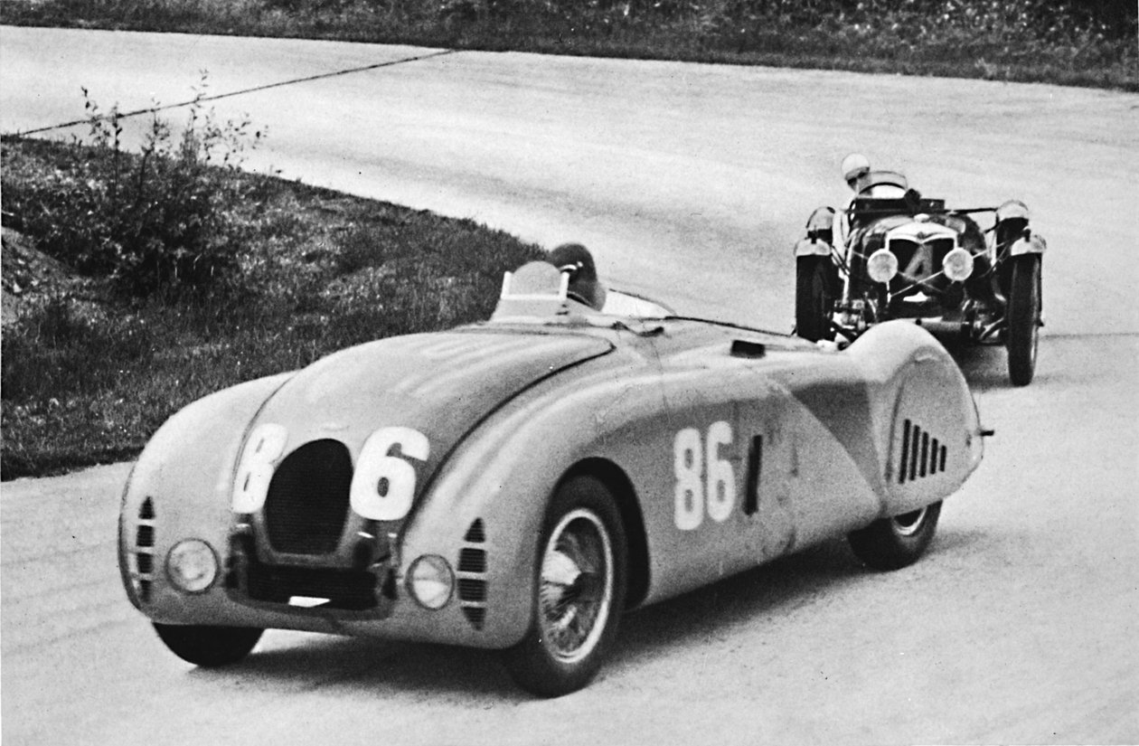 Fransk Grand Prix, 1936: En ny strømlinet Bugatti, efterfulgt af en Riley, 1936, 1937 af Unbekannt