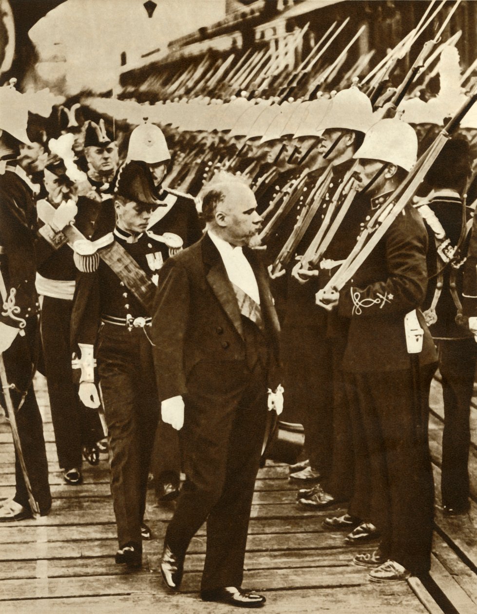 Den franske præsident Raymond Poincaré med Edward, Prince of Wales, i Portsmouth, juni 1913, 1935. af Unbekannt