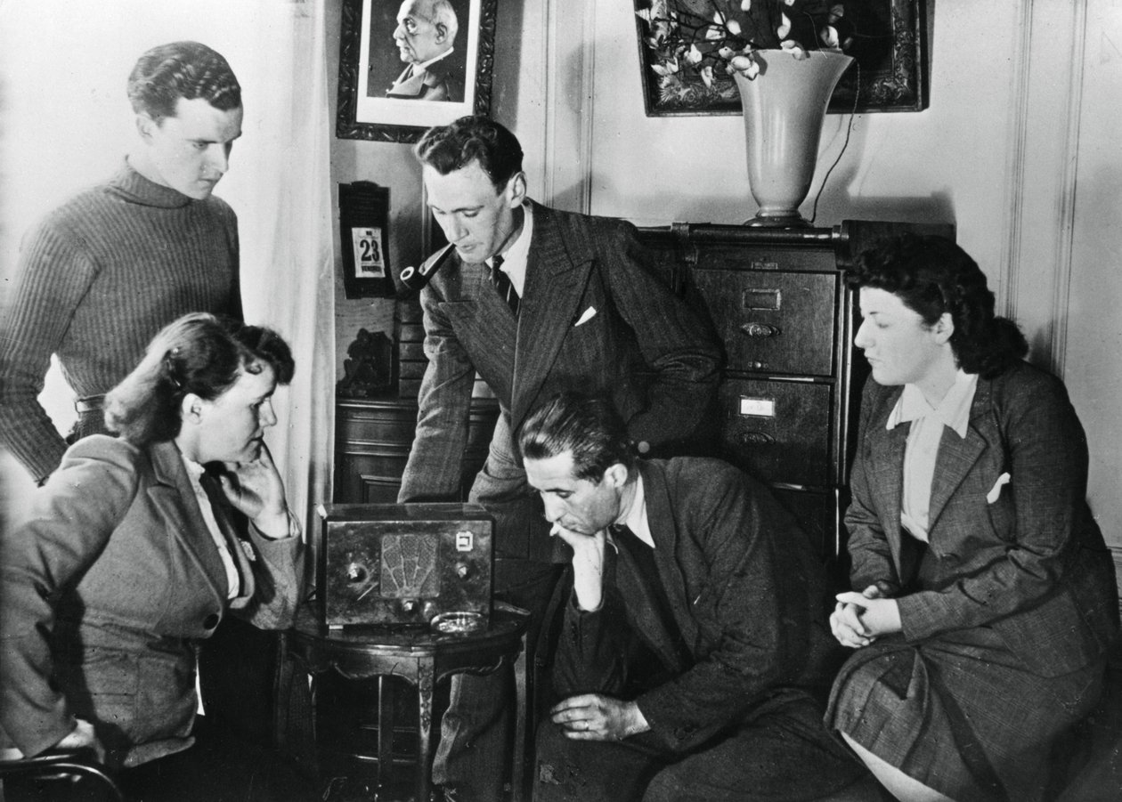 Franske borgere lytter til en udsendelse af Vichy vicepremierminister Admiral Darlan, 23. maj, 1941 af Unbekannt
