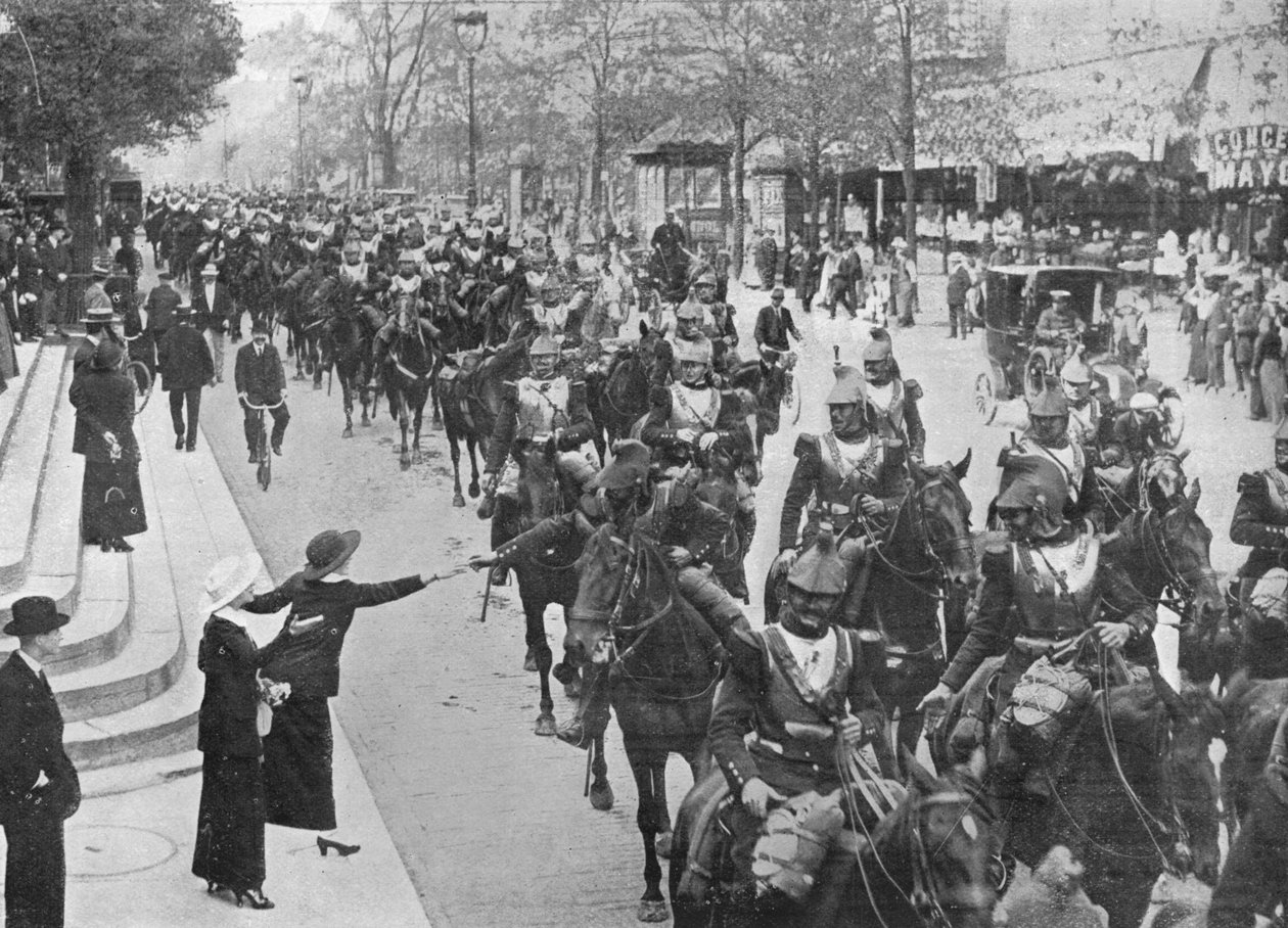 Franske kurassiere, der rider gennem Paris