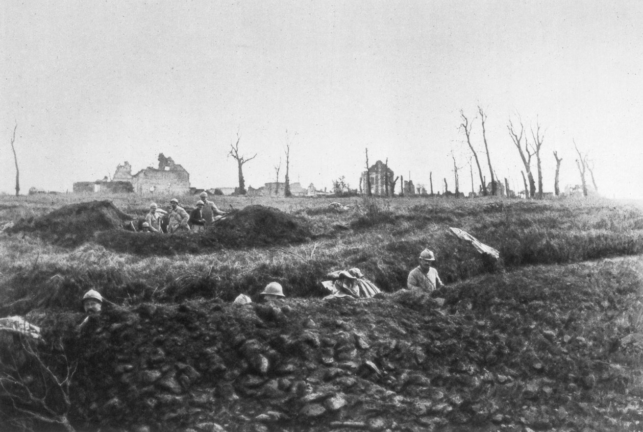 Fransk infanteri etablerer reservepositioner foran en ødelagt gård, Picardie, Frankrig, 1918 af Unbekannt
