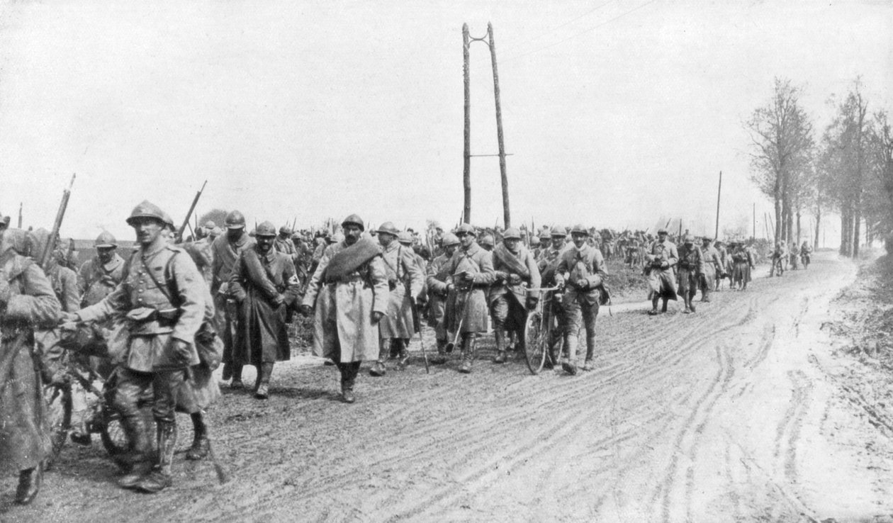 Fransk infanteriregiment vender tilbage fra fronten, 30. marts 1918 af Unbekannt