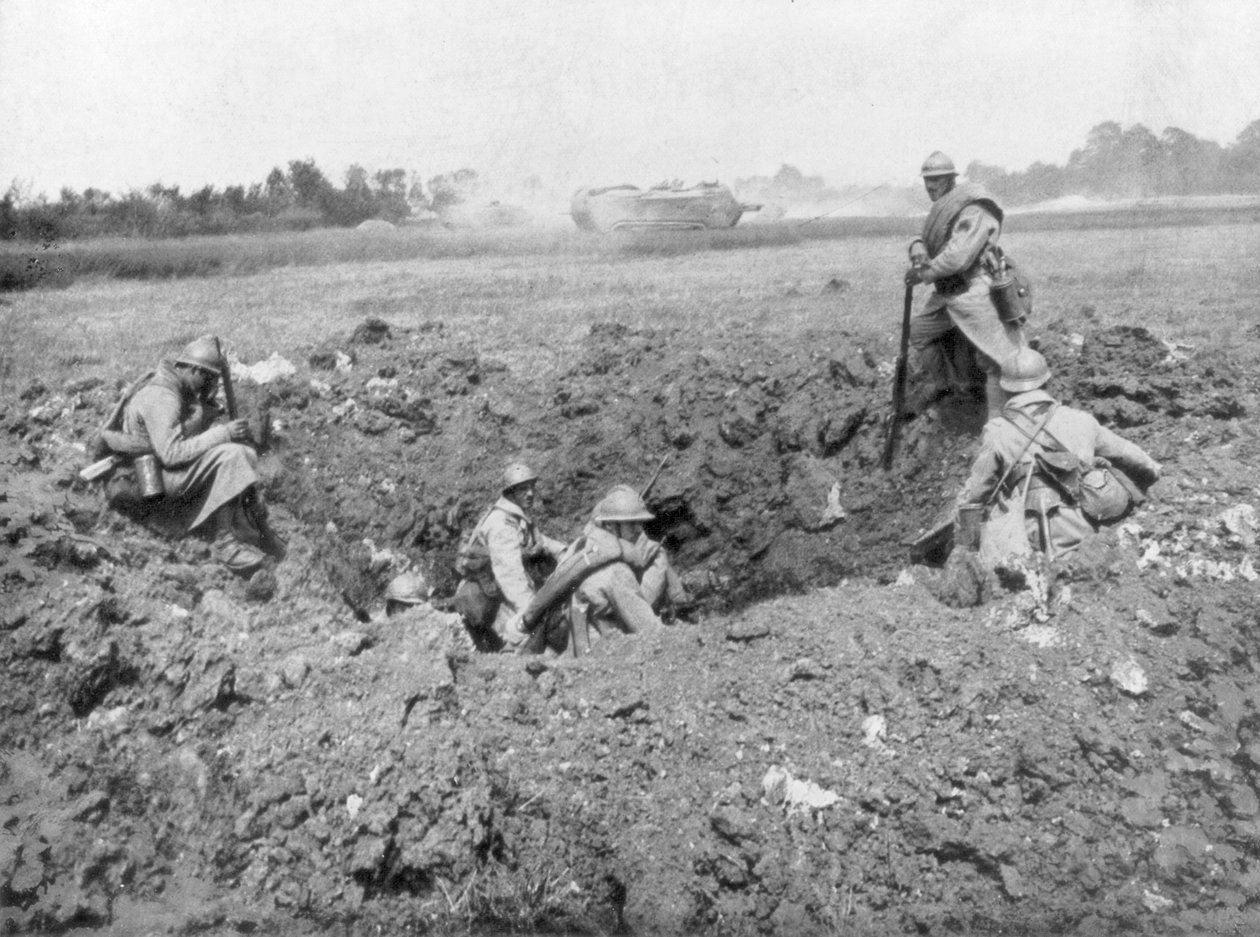Fransk infanteri hviler i et granathul, Chemin des Dames, Frankrig, 11. juni 1918 af Unbekannt