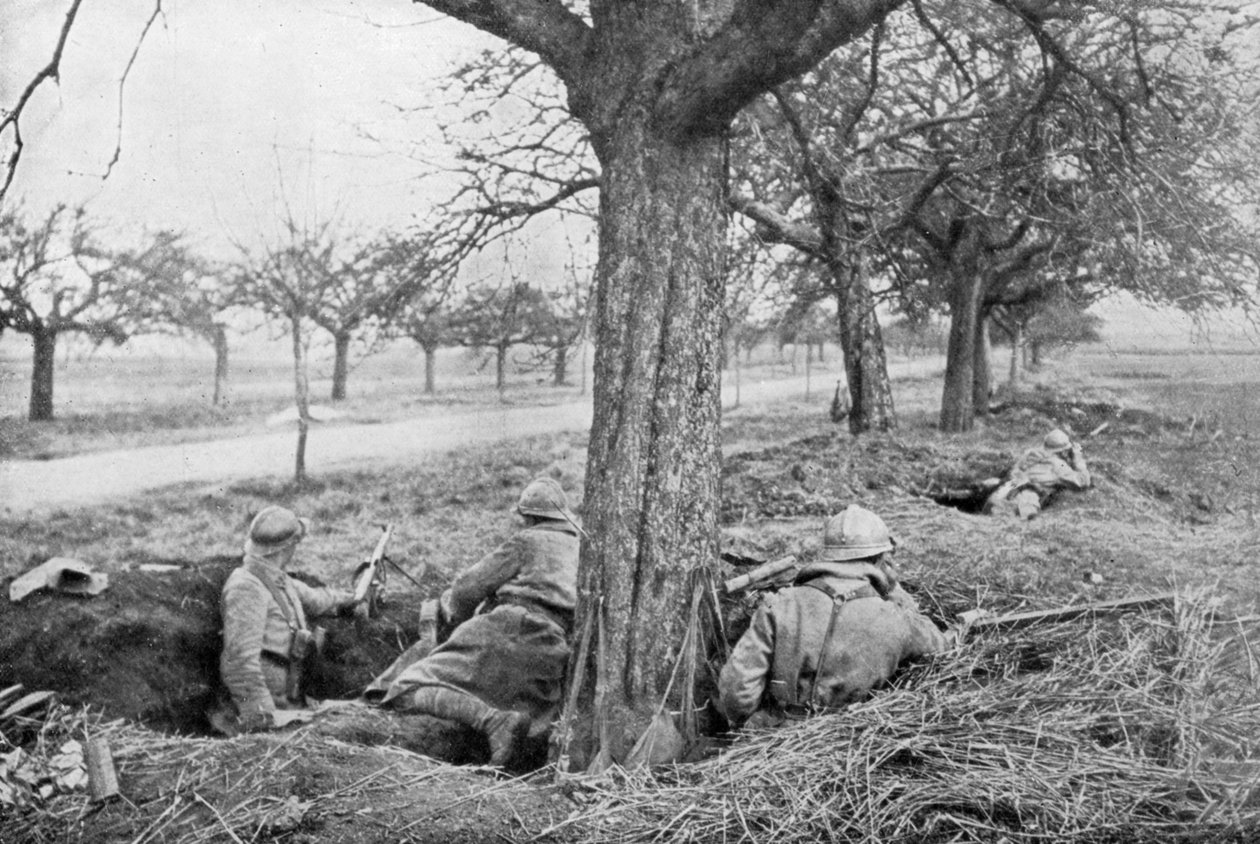 Franske maskingeværere gravede ind i kanten af en vej, under æbletræer, 1918 af Unbekannt