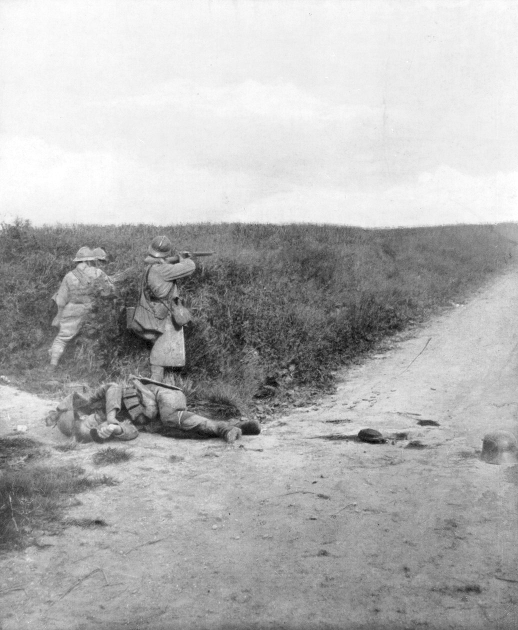 Franske maskingeværere, der fejer en vej, Courcelles, sydøst for Montdidier, Frankrig, 9. juni 1918 af Unbekannt