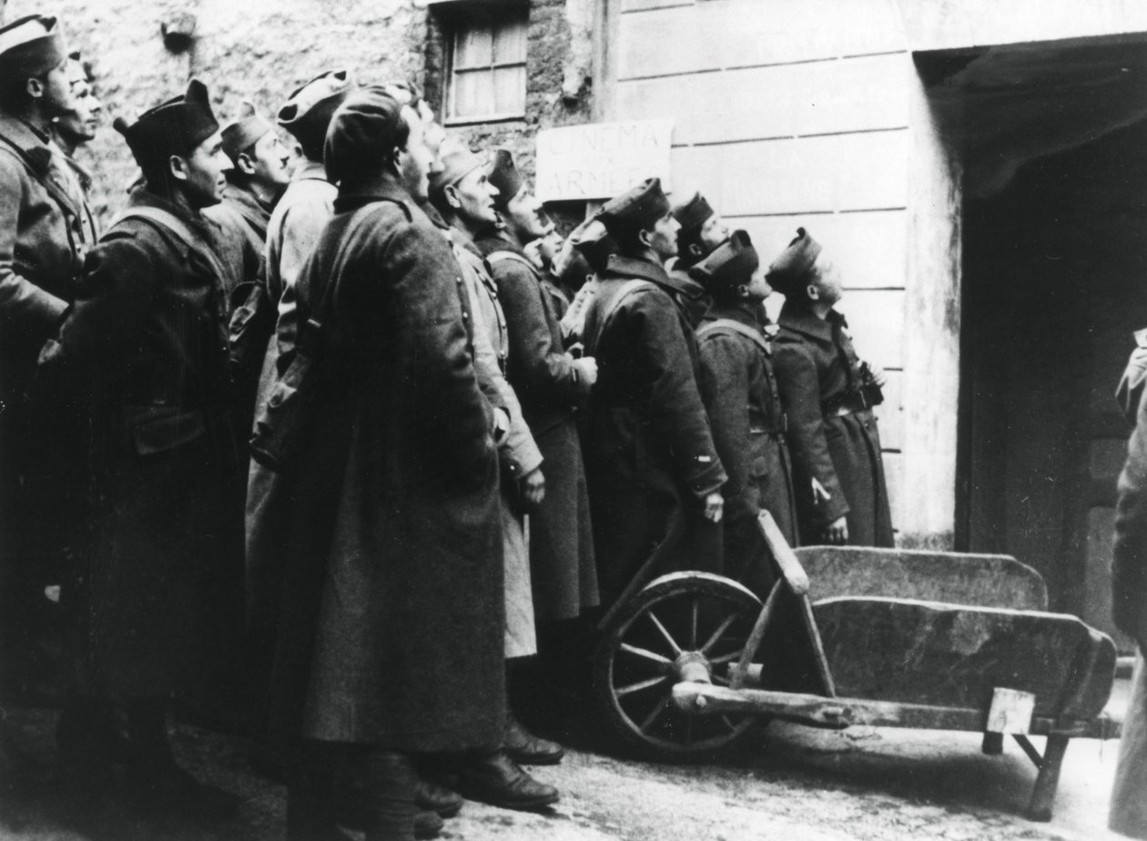 Franske soldater i en hærbiograf, Frankrig, 1940 af Unbekannt