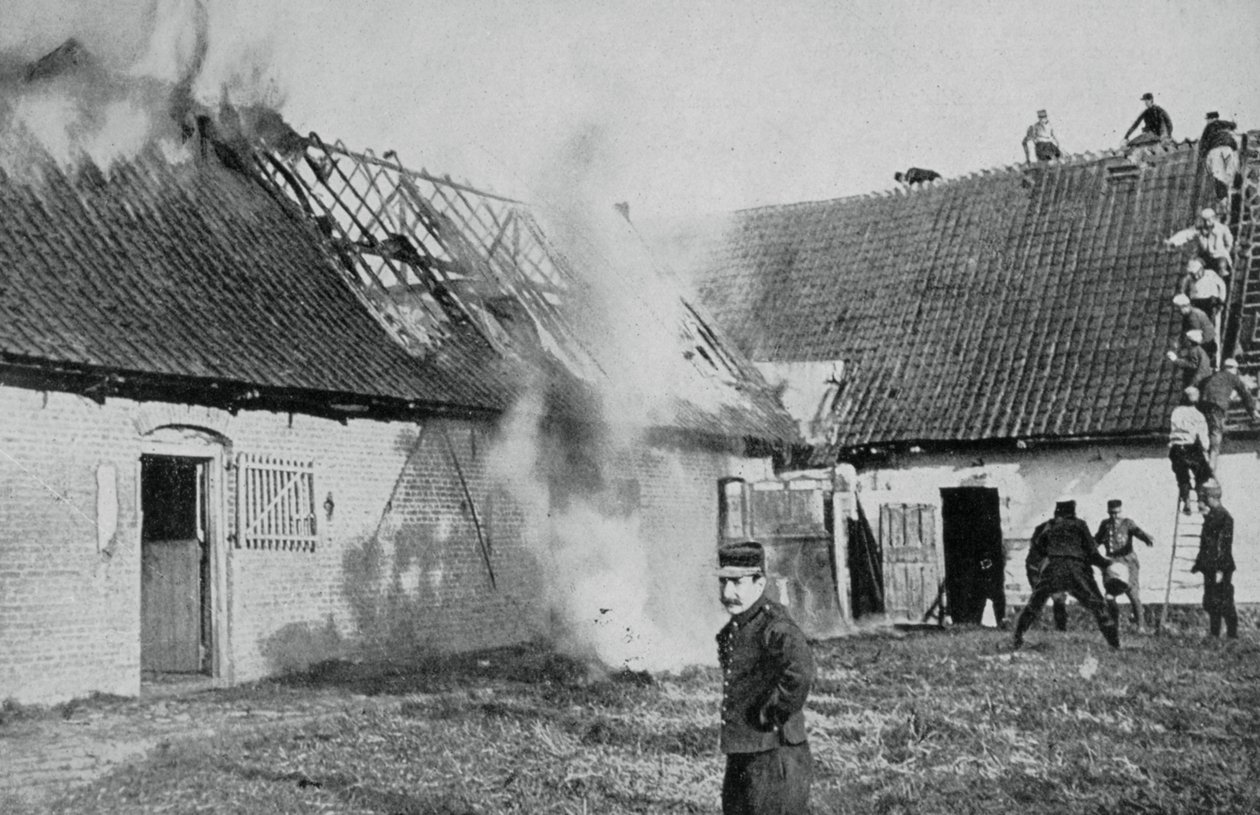 Franske soldater bekæmper en brand startet af tyske brandbomber, Artois, Første Verdenskrig, 1915 af Unbekannt