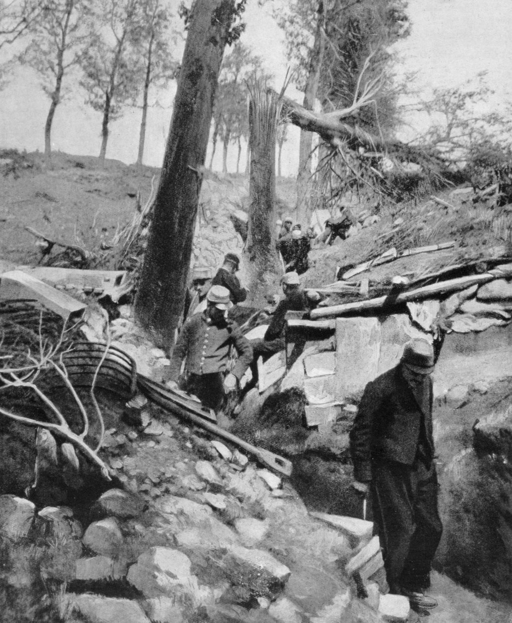 Franske soldater går gennem en skyttegrav efter et tungt tysk bombardement, Første Verdenskrig, 1915 af Unbekannt