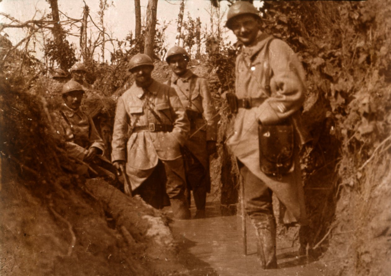 Franske soldater i mudderet, Chemin des Dames, Nordfrankrig, c1914-c1918 af Unbekannt