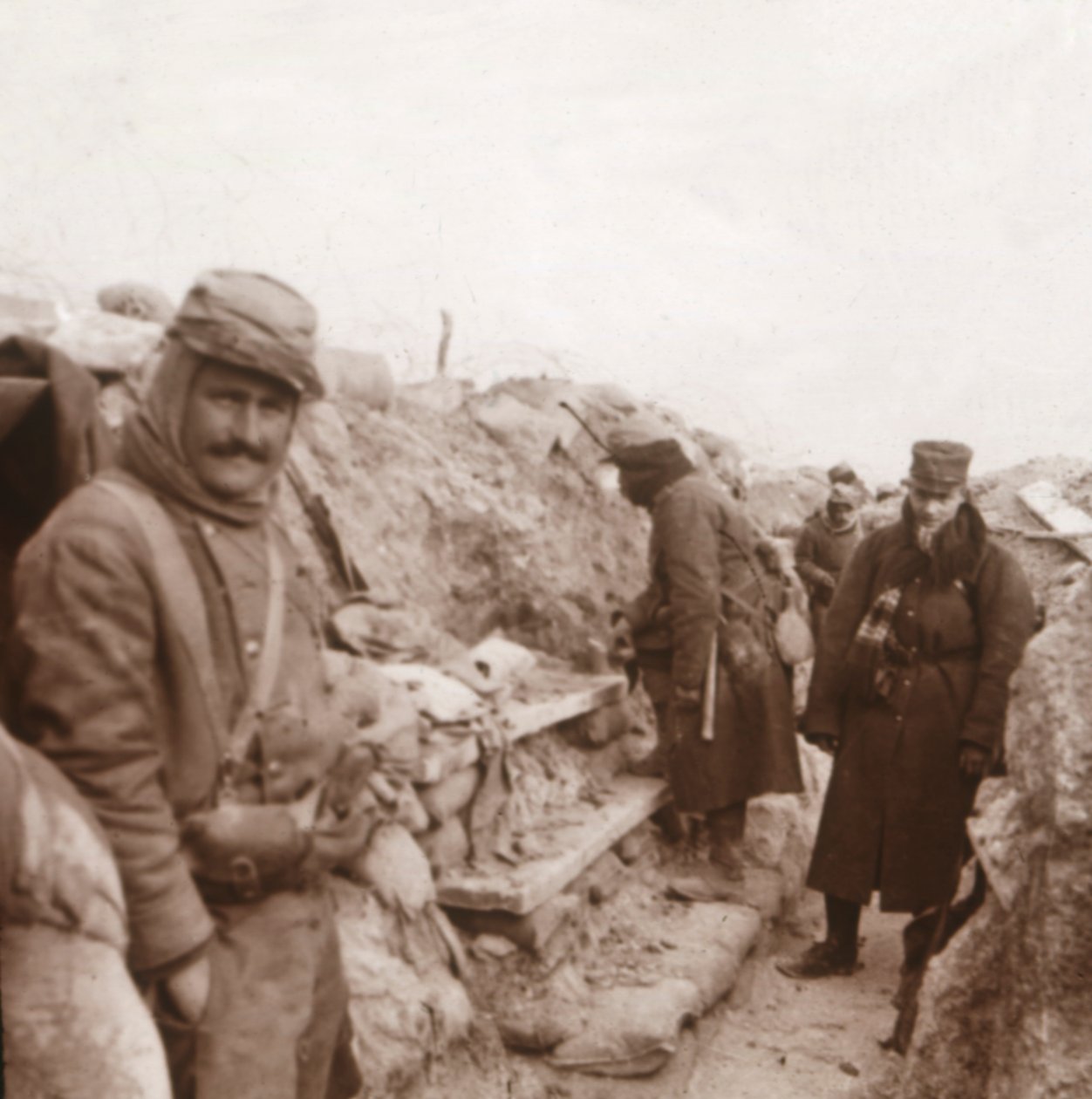 Franske soldater i skyttegravene, Perthes, Nordfrankrig, c1914-c1918 af Unbekannt